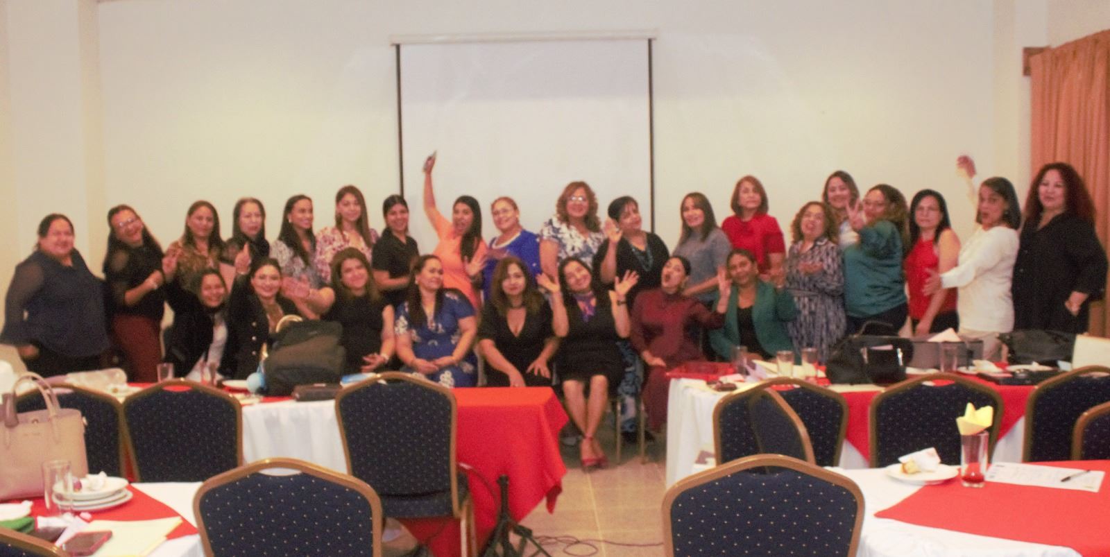 Grupo de participantes reunidos al final de una experiencia formativa de LSN