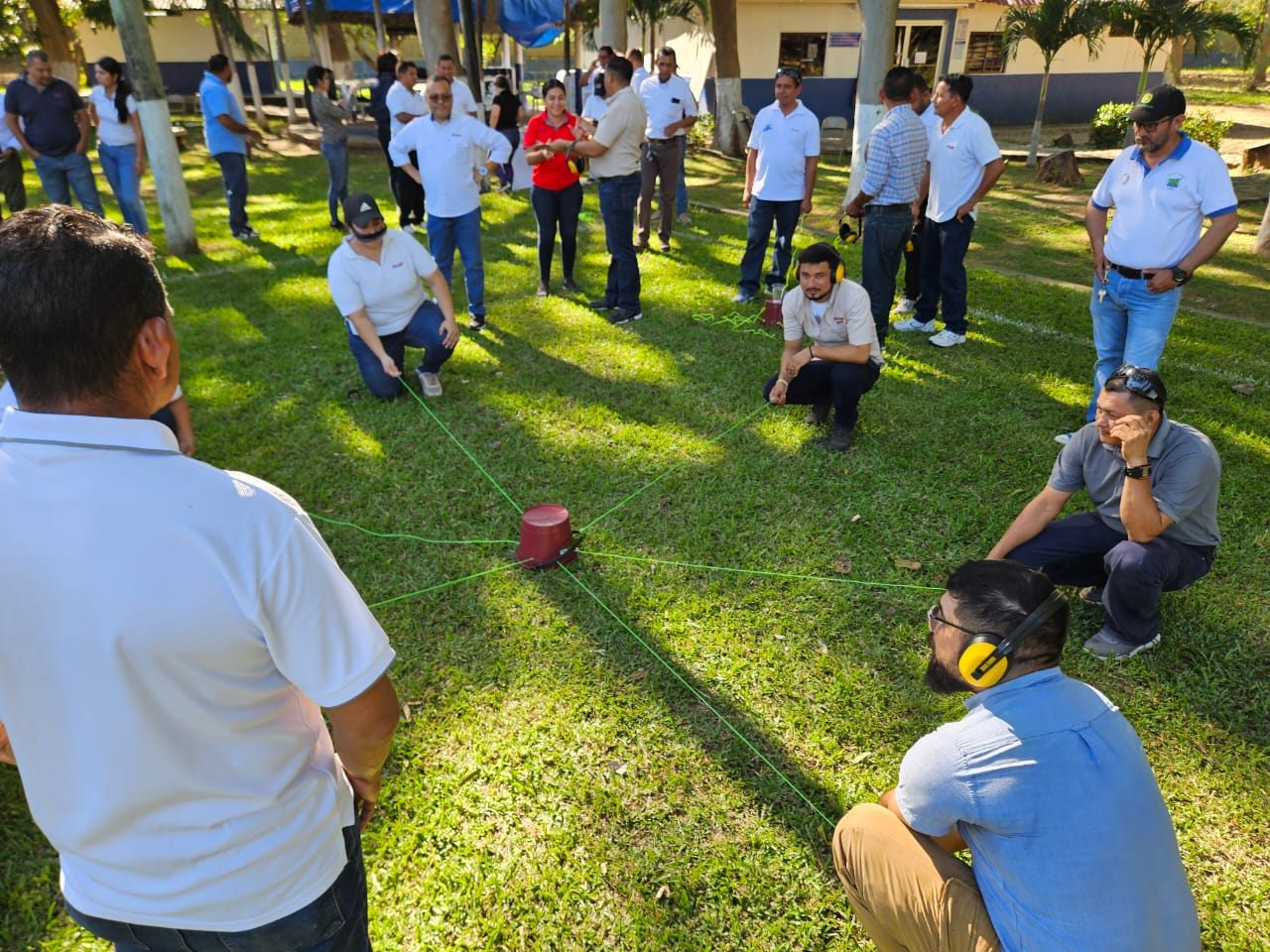 Grupo de participantes viviendo una experiencia de facilitación vivencial de LSN al aire libre